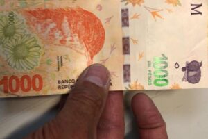 Lee más sobre el artículo ¿El fin del efectivo? El medio de pago más popular de la Argentina dejará de serlo para 2025