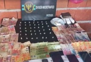 Lee más sobre el artículo Allanamiento en un «kiosco narco»: secuestraron cocaína, un auto y más de 20 mil pesos, dos jóvenes terminaron detenidos